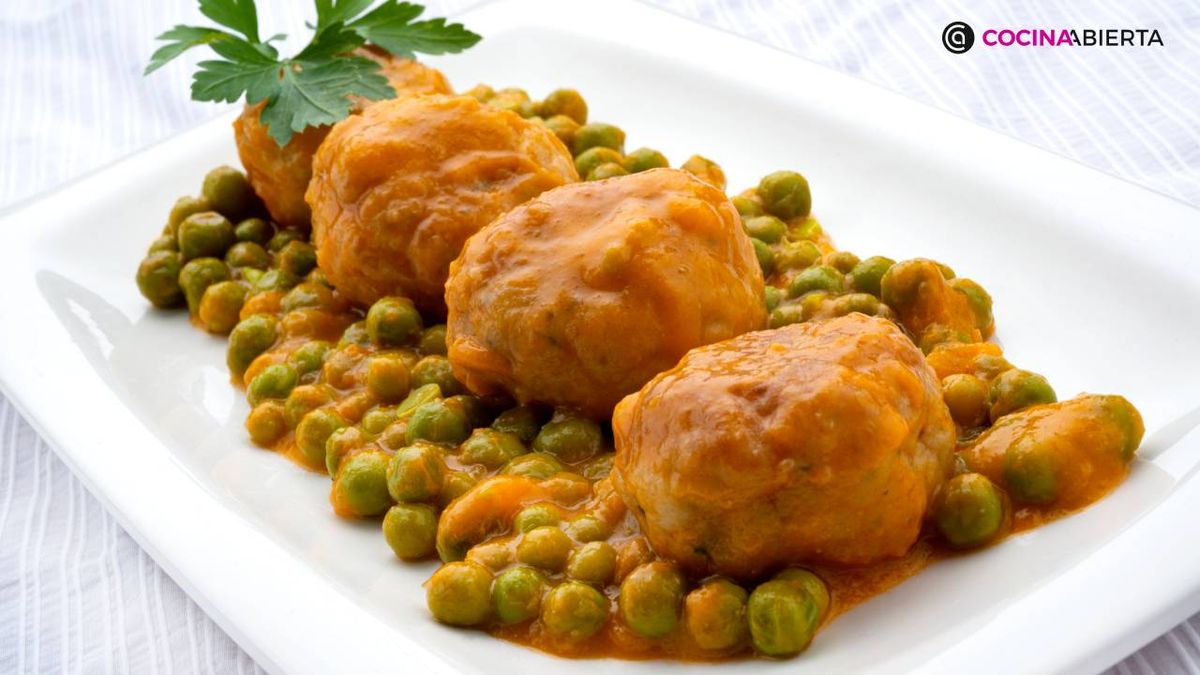 albodigas de merluza en salsa con guisantes receta