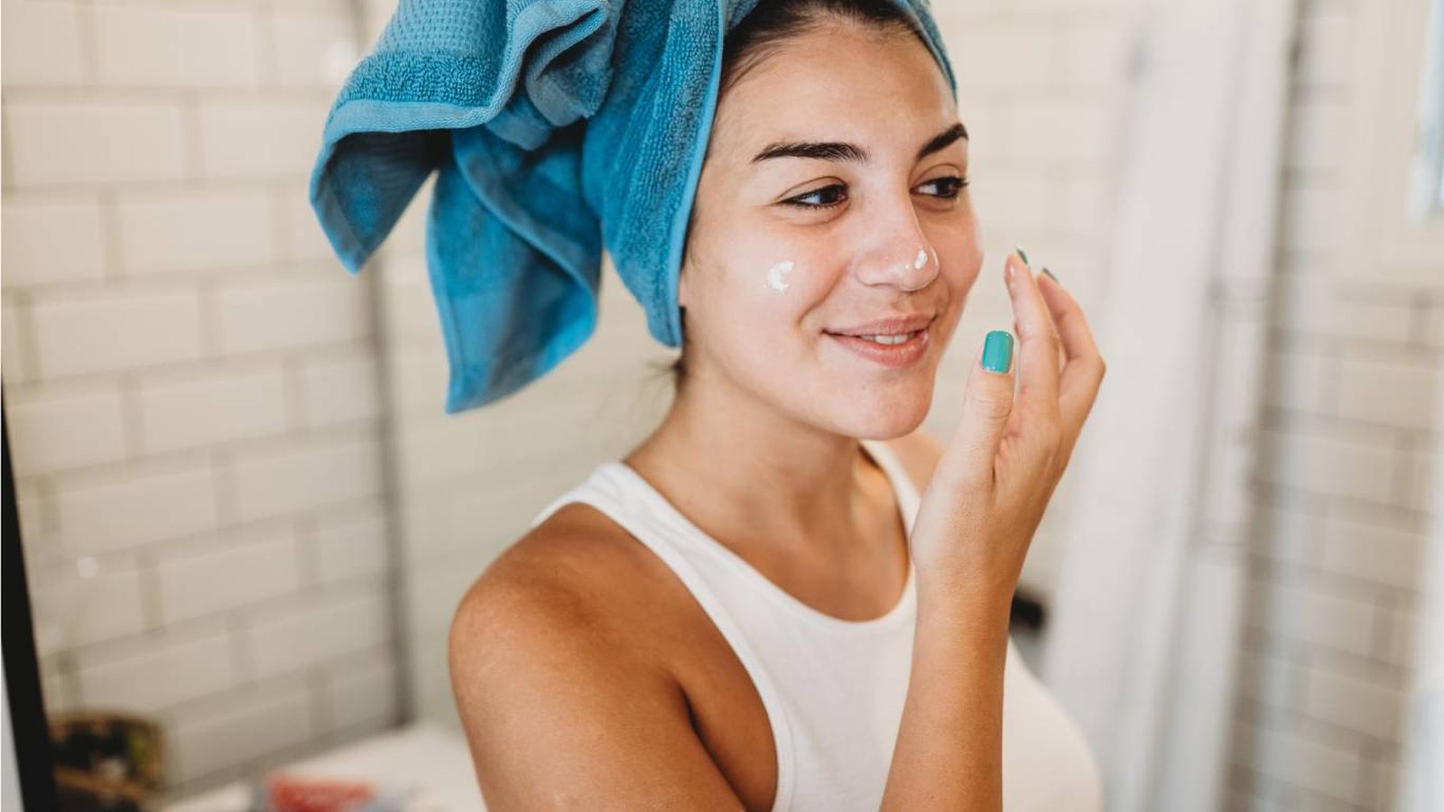 Simplificar la rutina facial no solo ahorra tiempo: mejora la piel y reduce el riesgo de irritaciones.