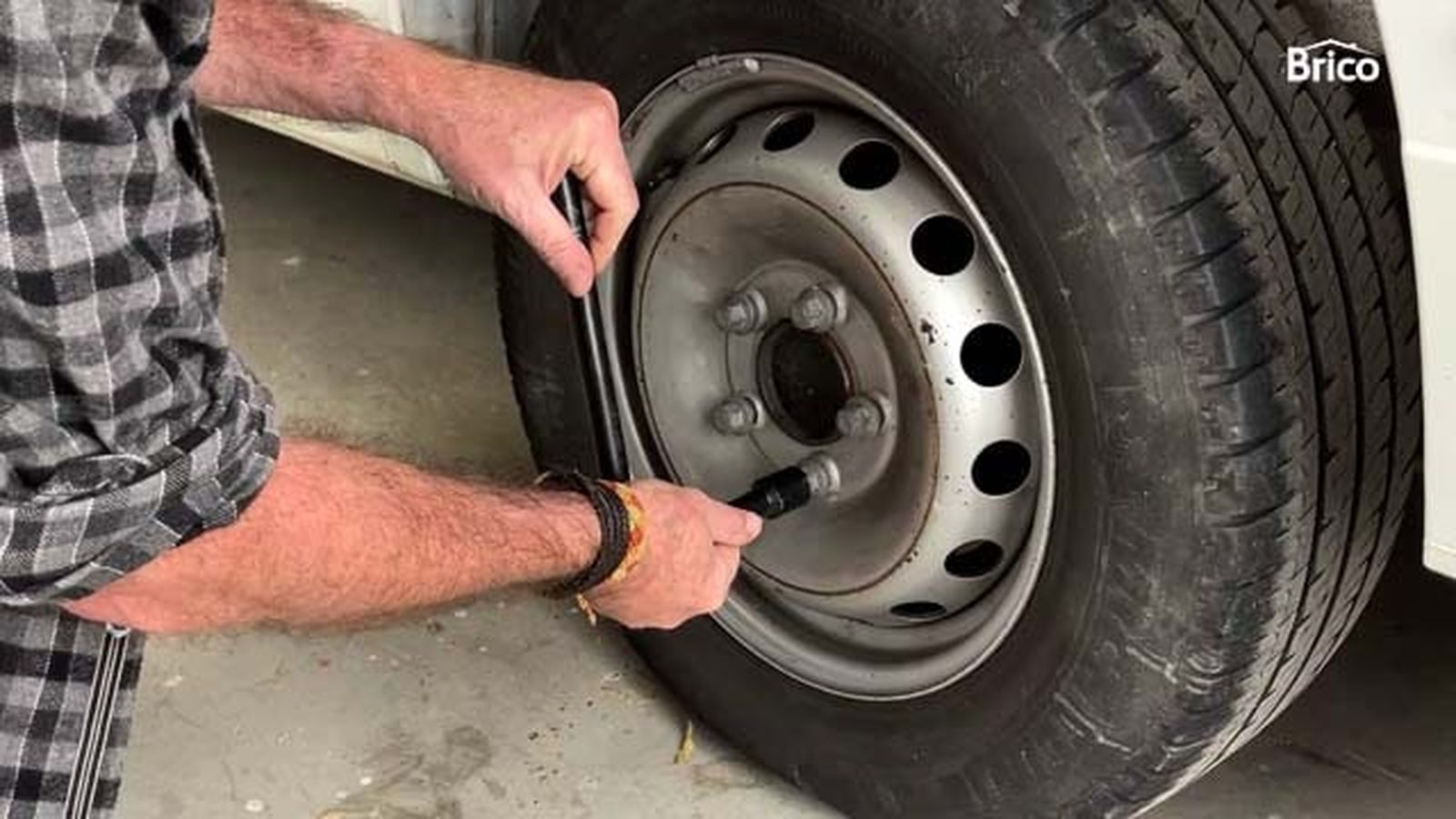 como arreglar pinchazo rueda coche p1
