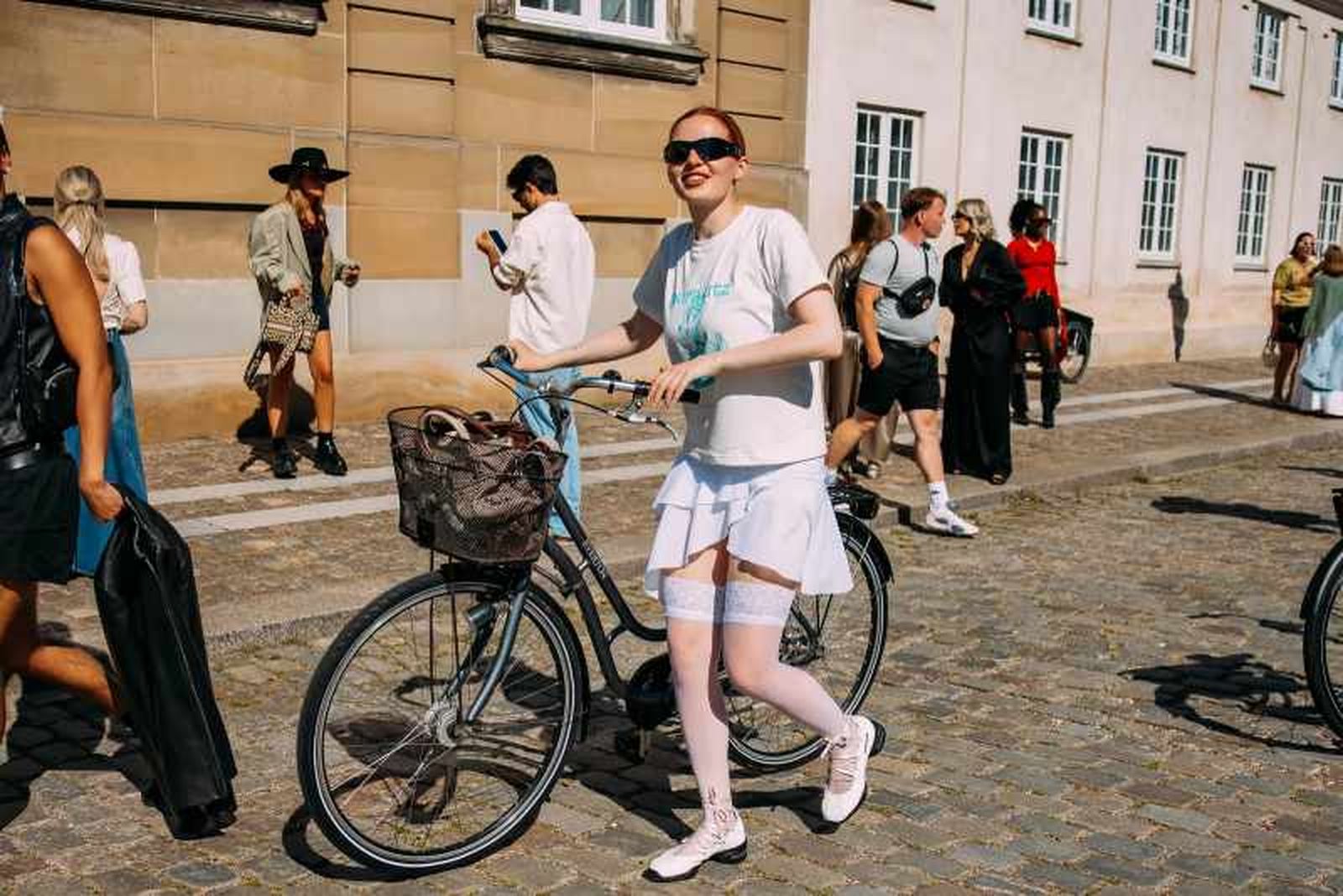 Copenhague Street Style, con total look en blanco