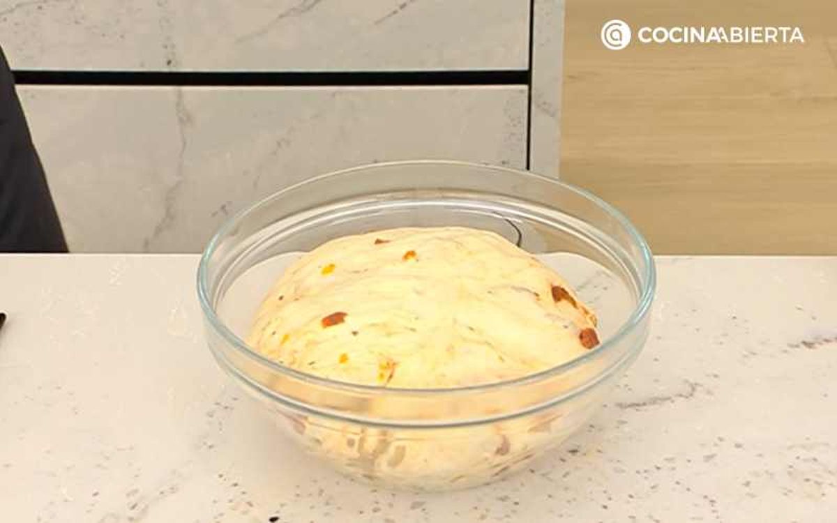 Forma una bola con la masa de pan de tomate seco