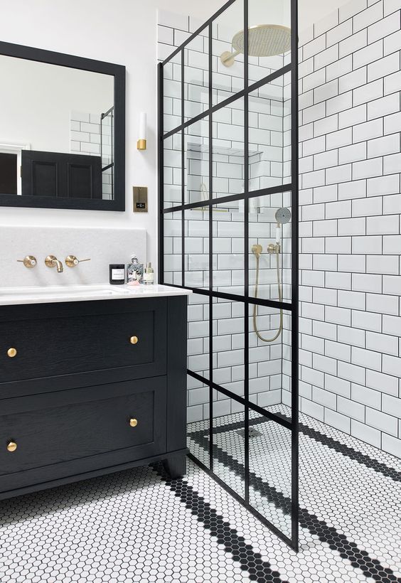 baño pequeño blanco y negro