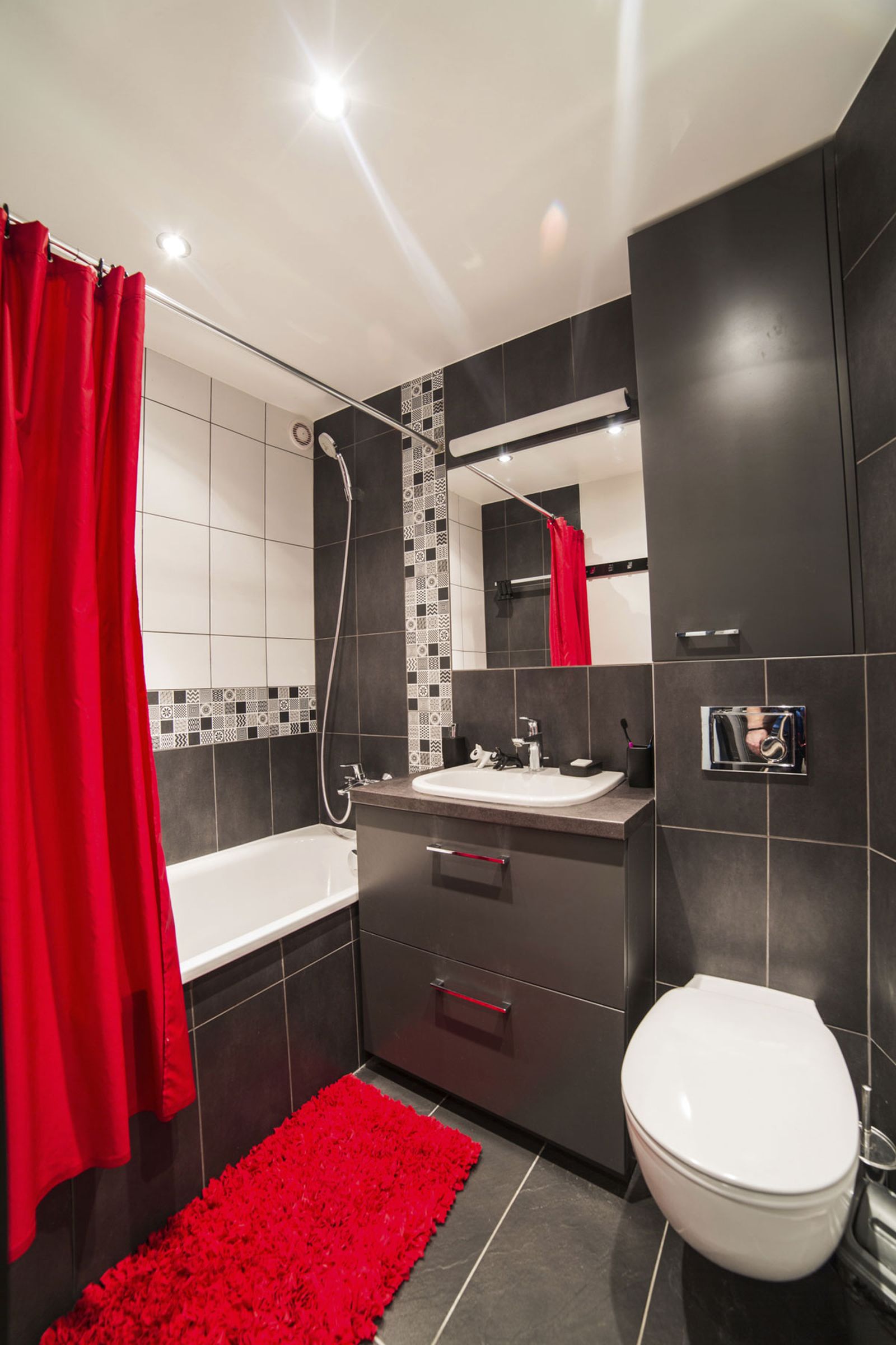 Decorar el baño en rojo y gris 1