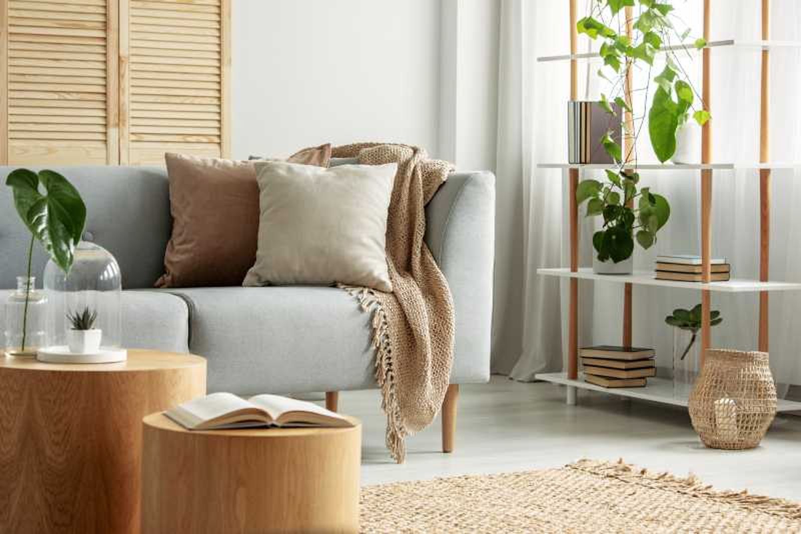 Salón decorado en tonos sencillos y naturales.