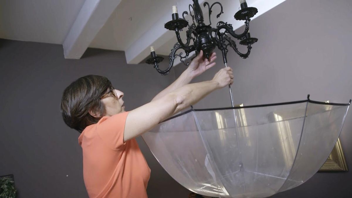 Coloca un paraguas bajo la lámpara de araña / Imagen: Hogarmania