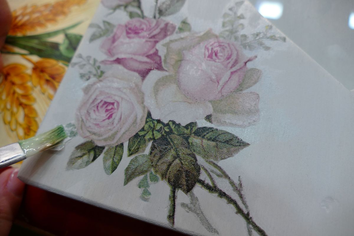 Decoración decopauge con servilletas de papel paso 4