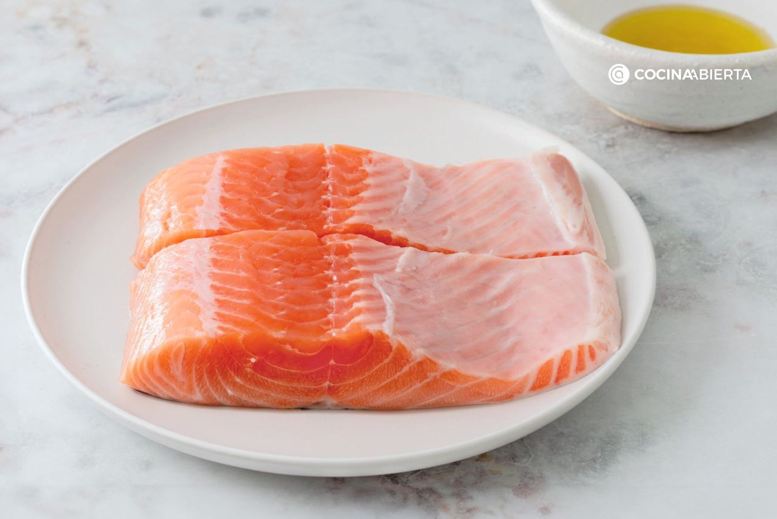 Descubre qué es el líquido blanco que aparece al cocinar salmón