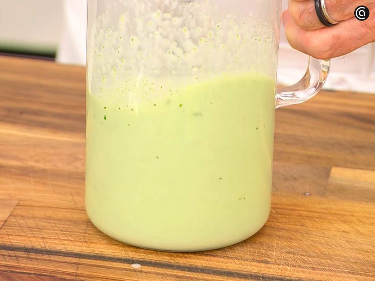 Tritura la salsa de albahaca