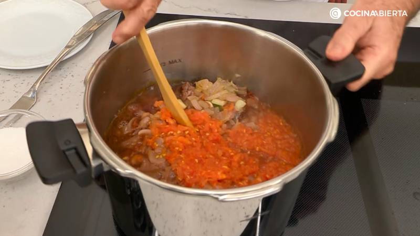 Añade el tomate rallado y cocina el rabo en la olla express