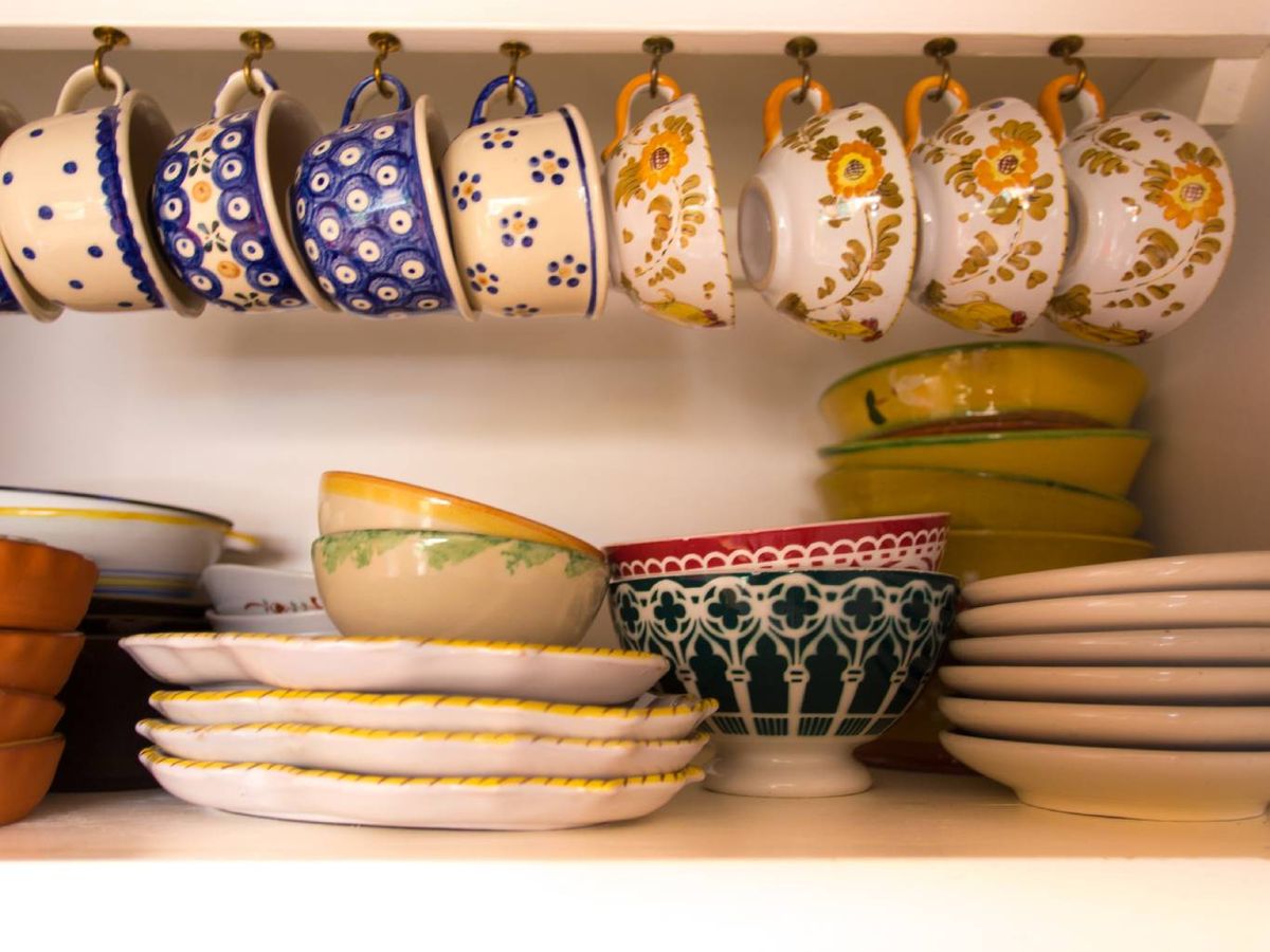 Platos, tazas y cuencos con estampados clásicos realzan el estilo retro de la cocina.