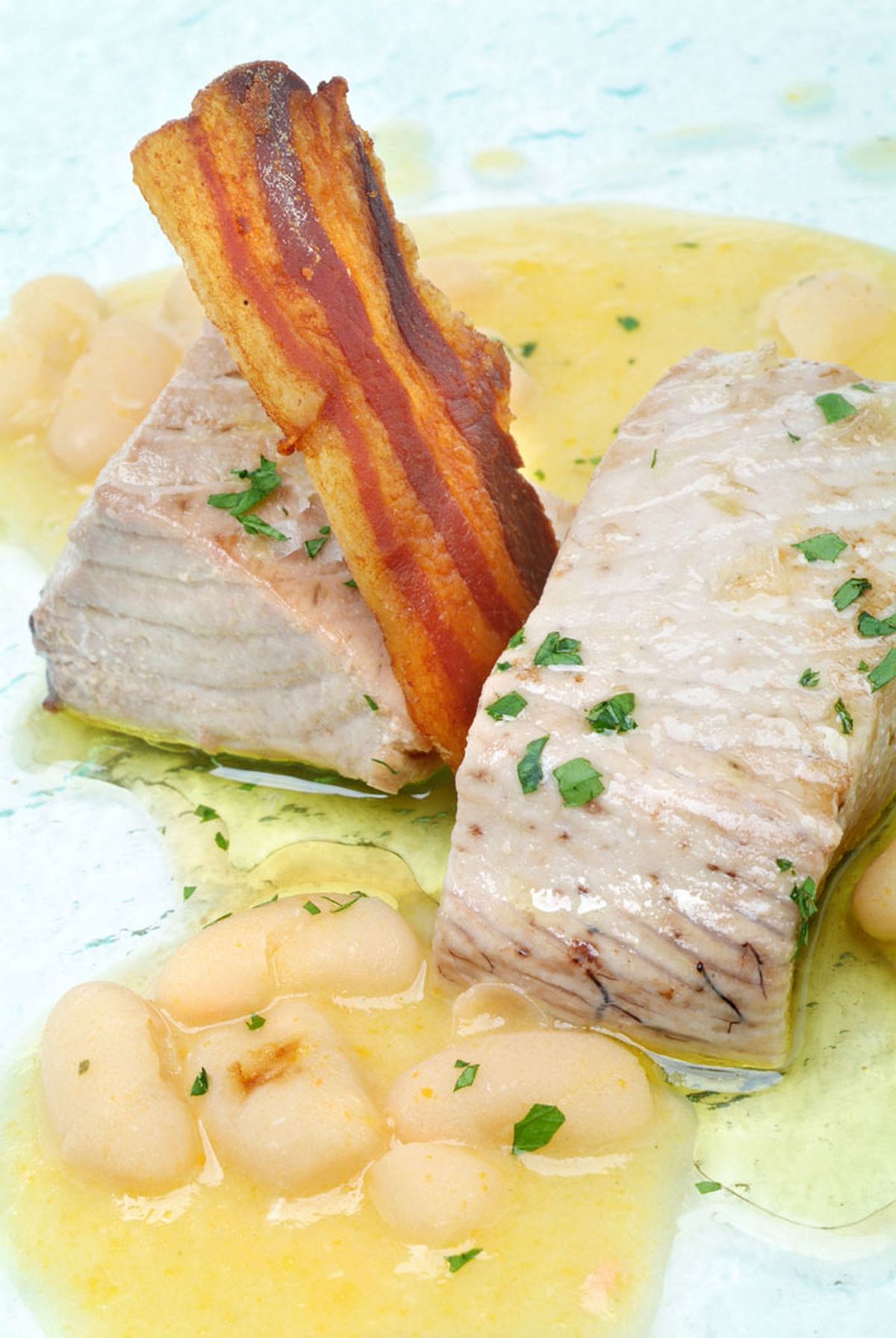 Atún confitado con alubias blancas