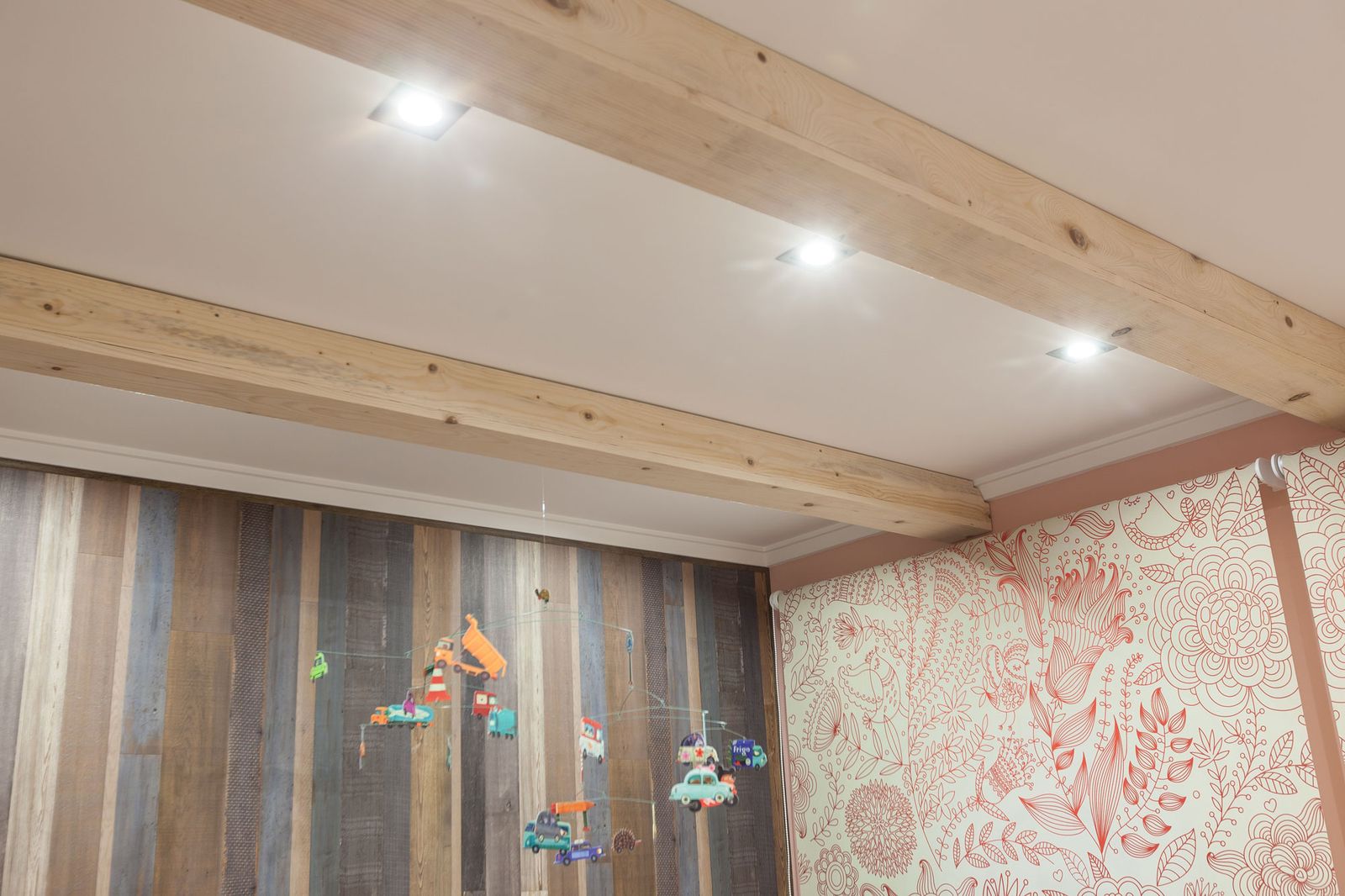 Decorar un dormitorio juvenil rustico en color rosa 10