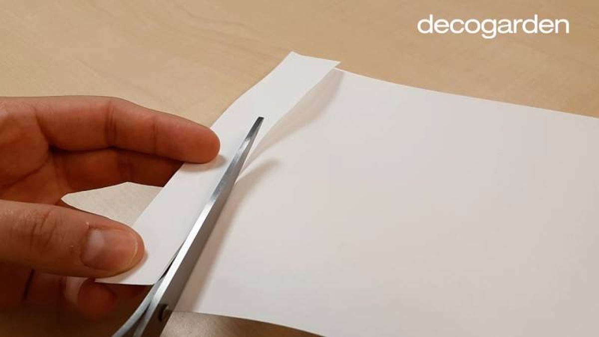 Cortar tiras de papel.