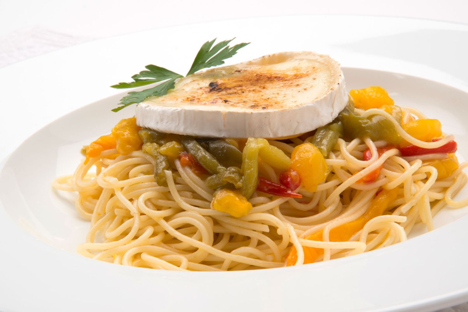 5589 1 Espaguetis con pimientos asados y queso de cabra (974) xl