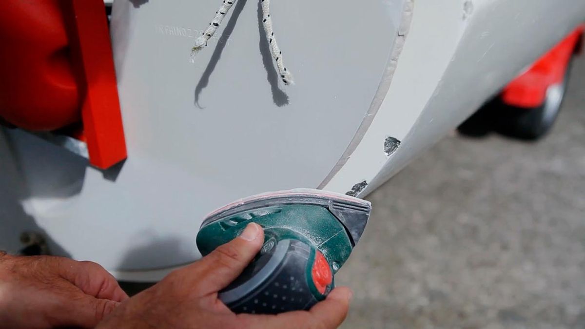 Cómo reparar golpe en embarcación paso 2