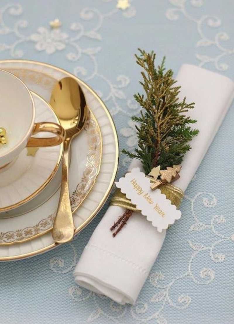 Servilletas con adornos y tarjeta para Navidad.