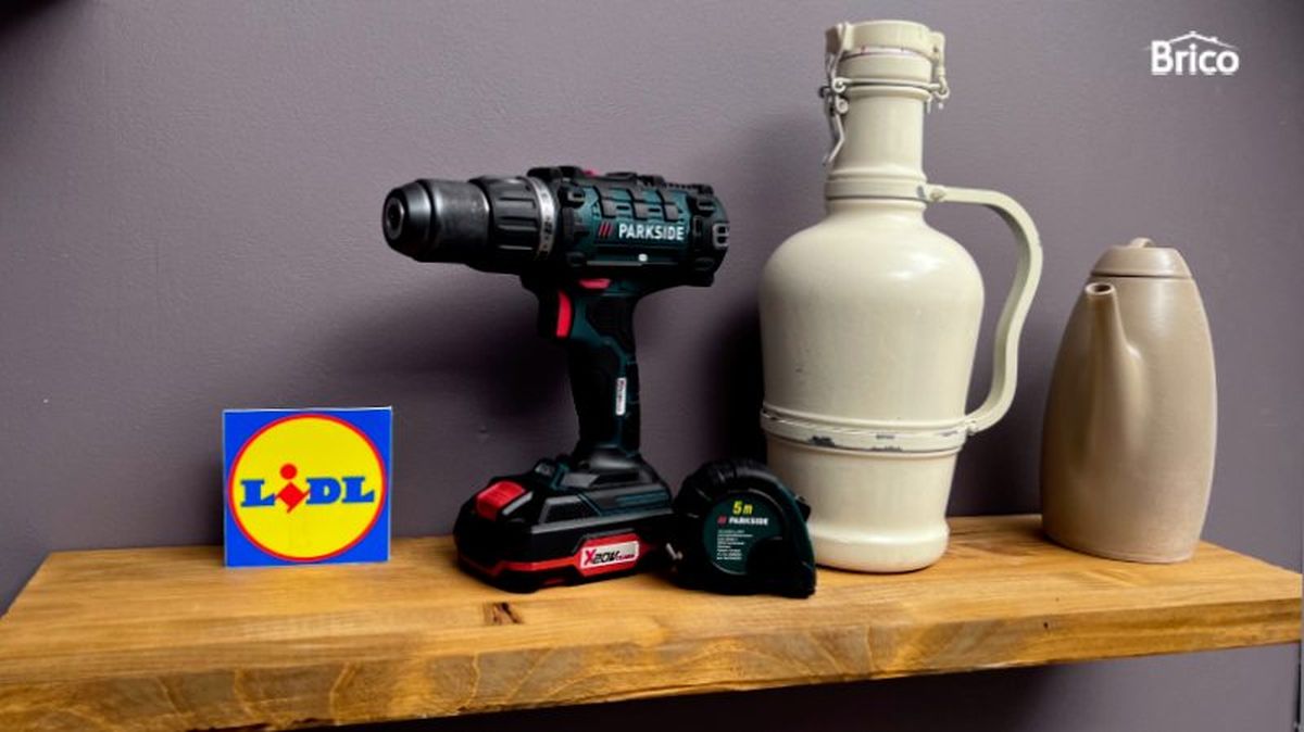 Baldas flotantes en una pared del salón