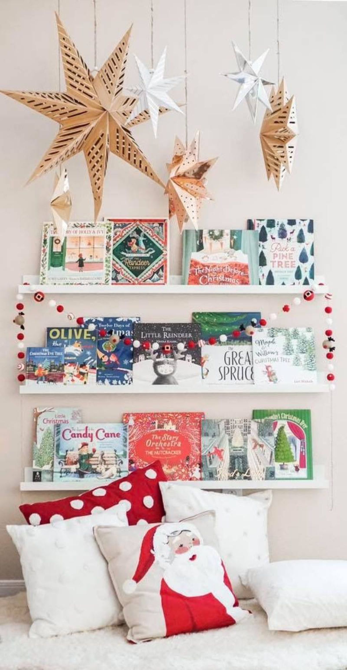 Estantería con libros de Navidad.