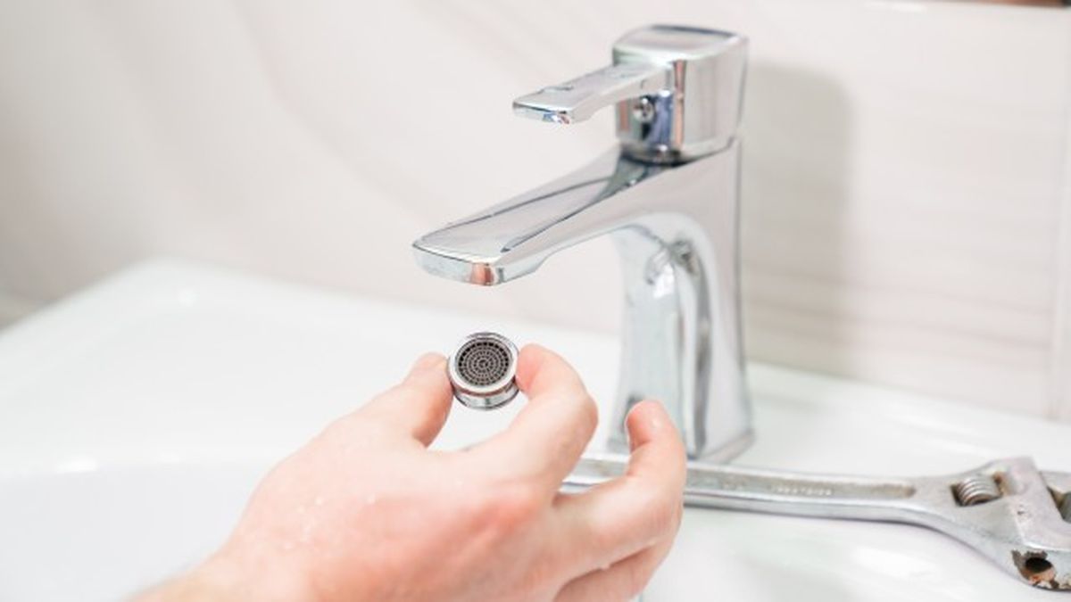 trucos para ahorrar agua usar aireadores para grifo
