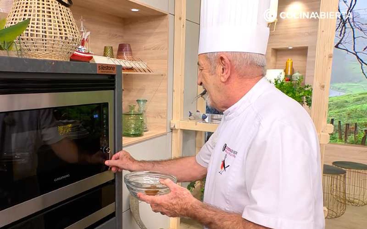 Calienta el dulce de manzana en el microondas