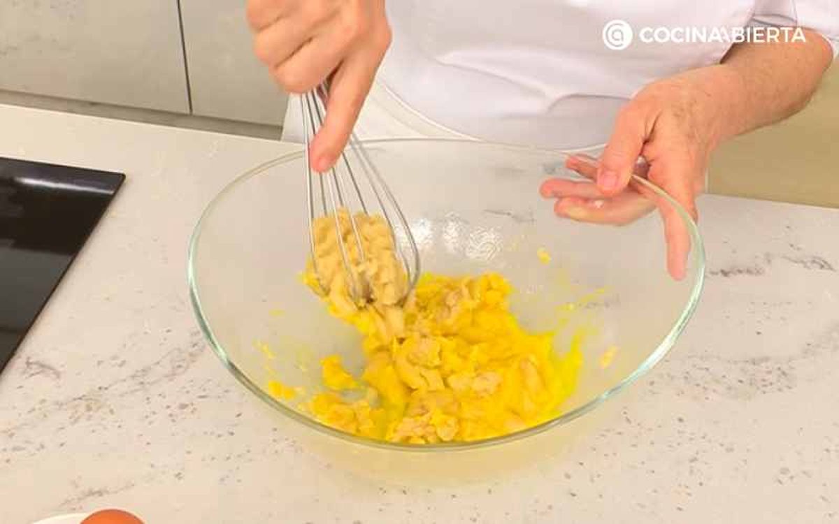 Incorpora los huevos