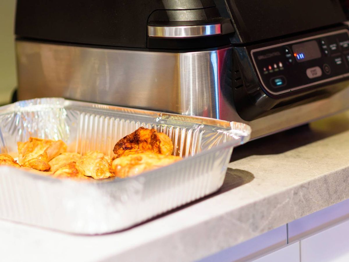 ¿Se pueden usar molde de aluminio en freidora de aire?