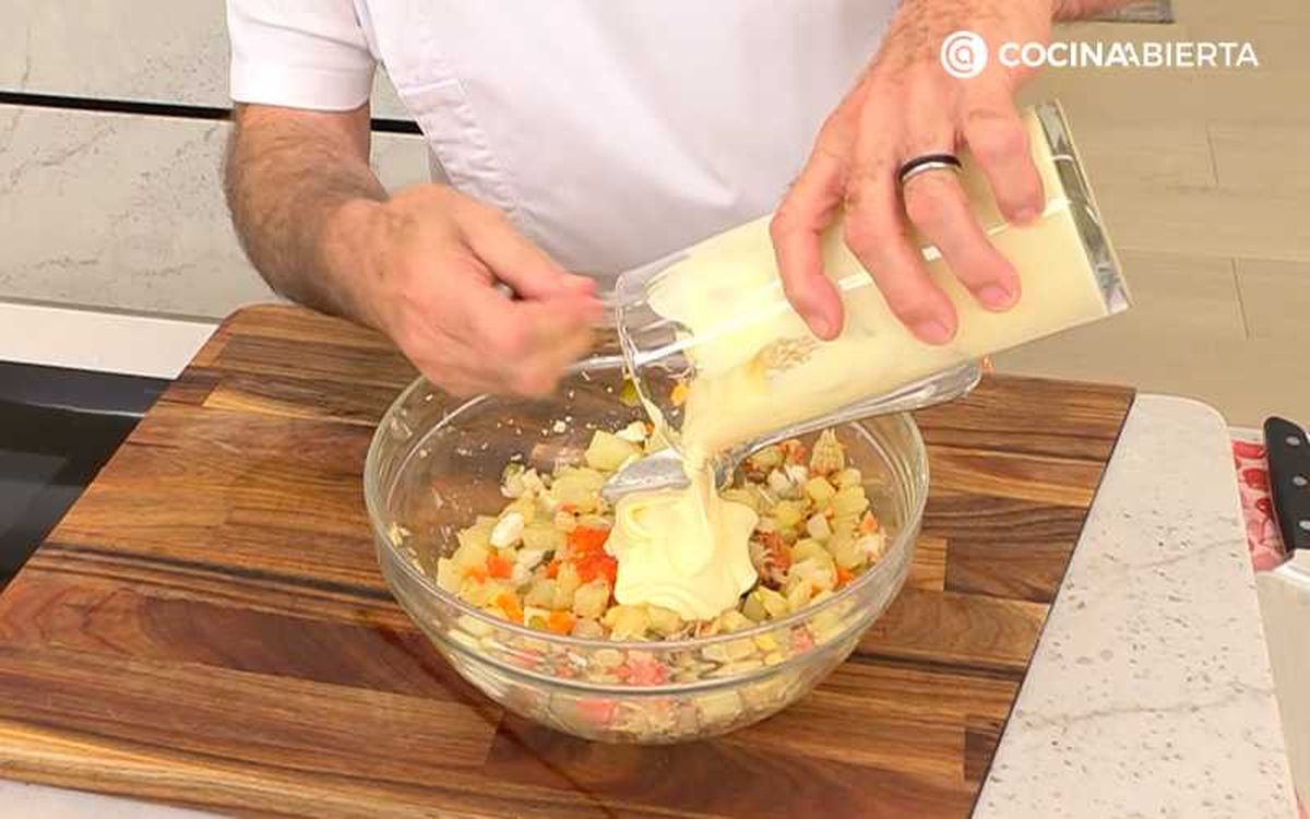 Mezcla los ingredientes con la mayonesa o mahonesa