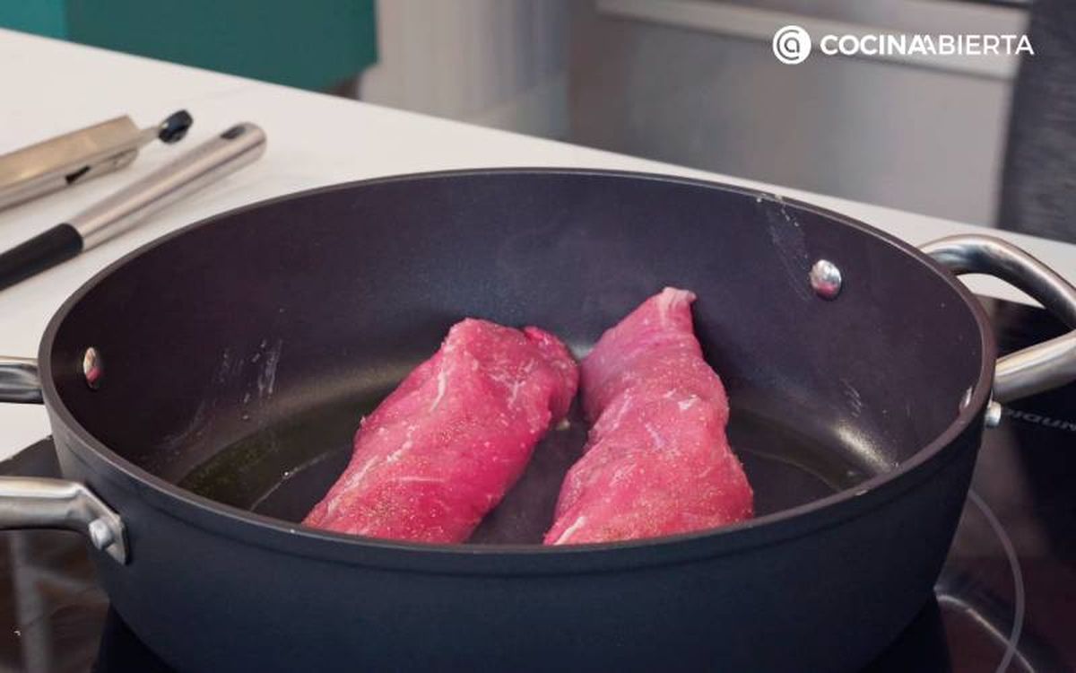 Elaboración de la receta de solomillo de cerdo con salsa de manzana