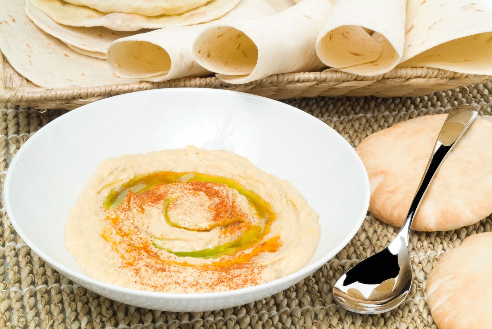 Hummus con pan árabe