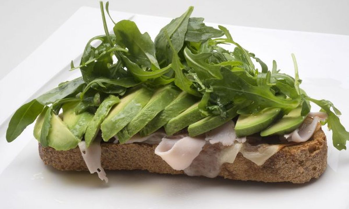 tostas de pavo aguacate y queso de cabra
