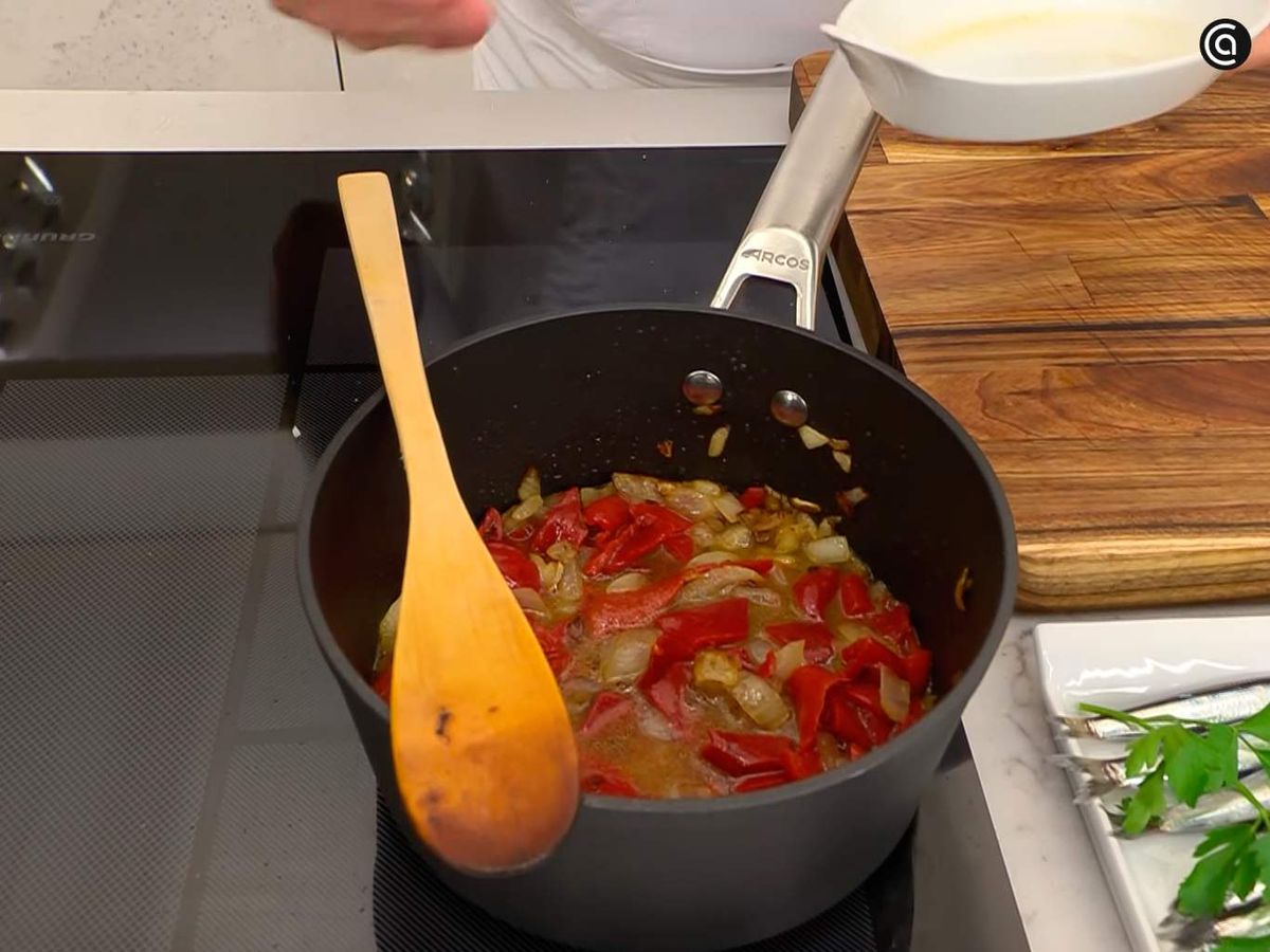 Rehoga la cebolla con los pimientos