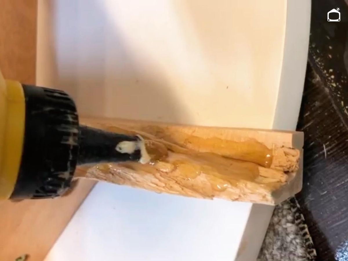 Aplicar adhesivo de poliuretano sobre la pata rota.