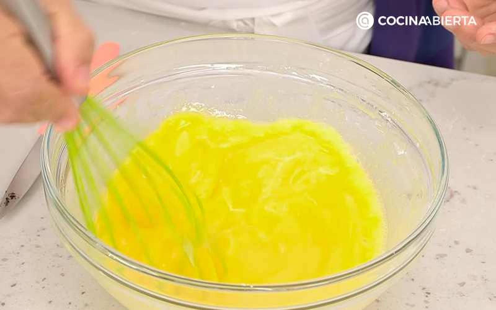 Cuela la leche infusionada con pieles de naranja