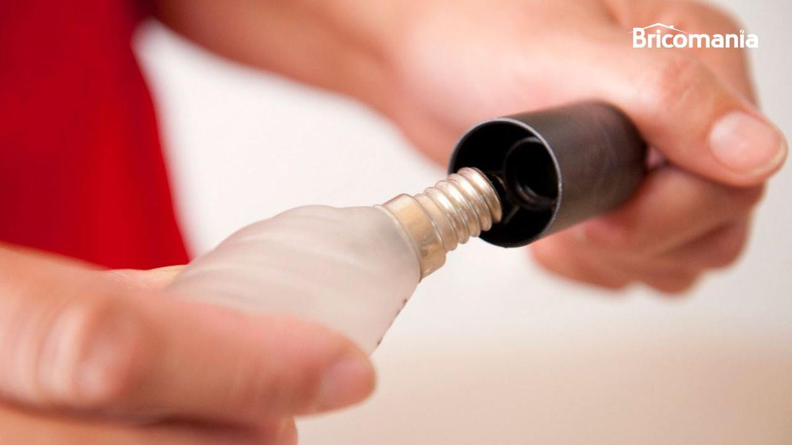 Un casquillo junto a una bombilla