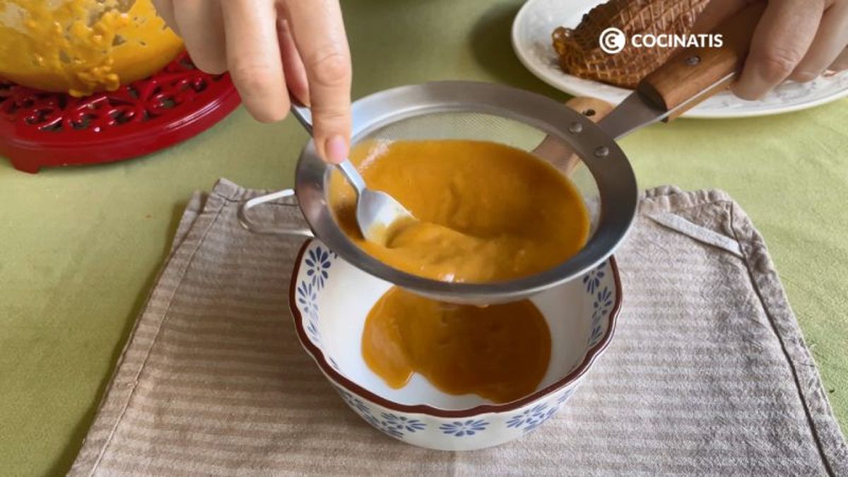 Colamos la salsa de verduras triturada