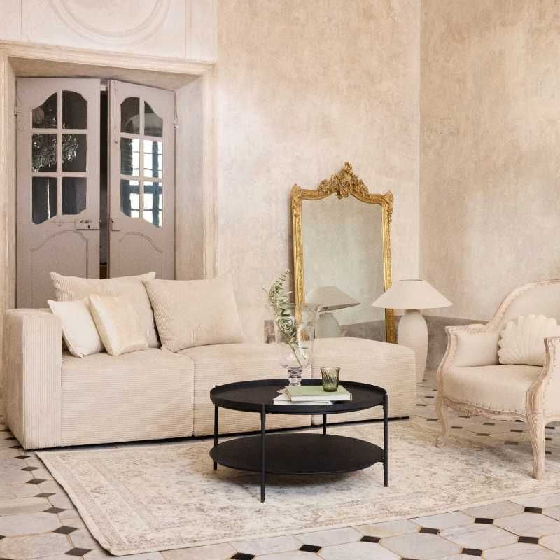 Salón acogedor en tonos claros de estilo provenzal.