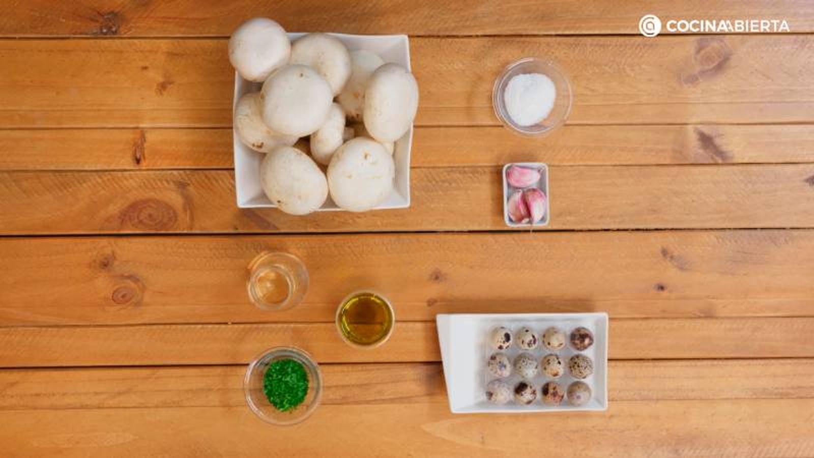 Ingredientes de la receta de champiñones al ajillo con huevos de codorniz