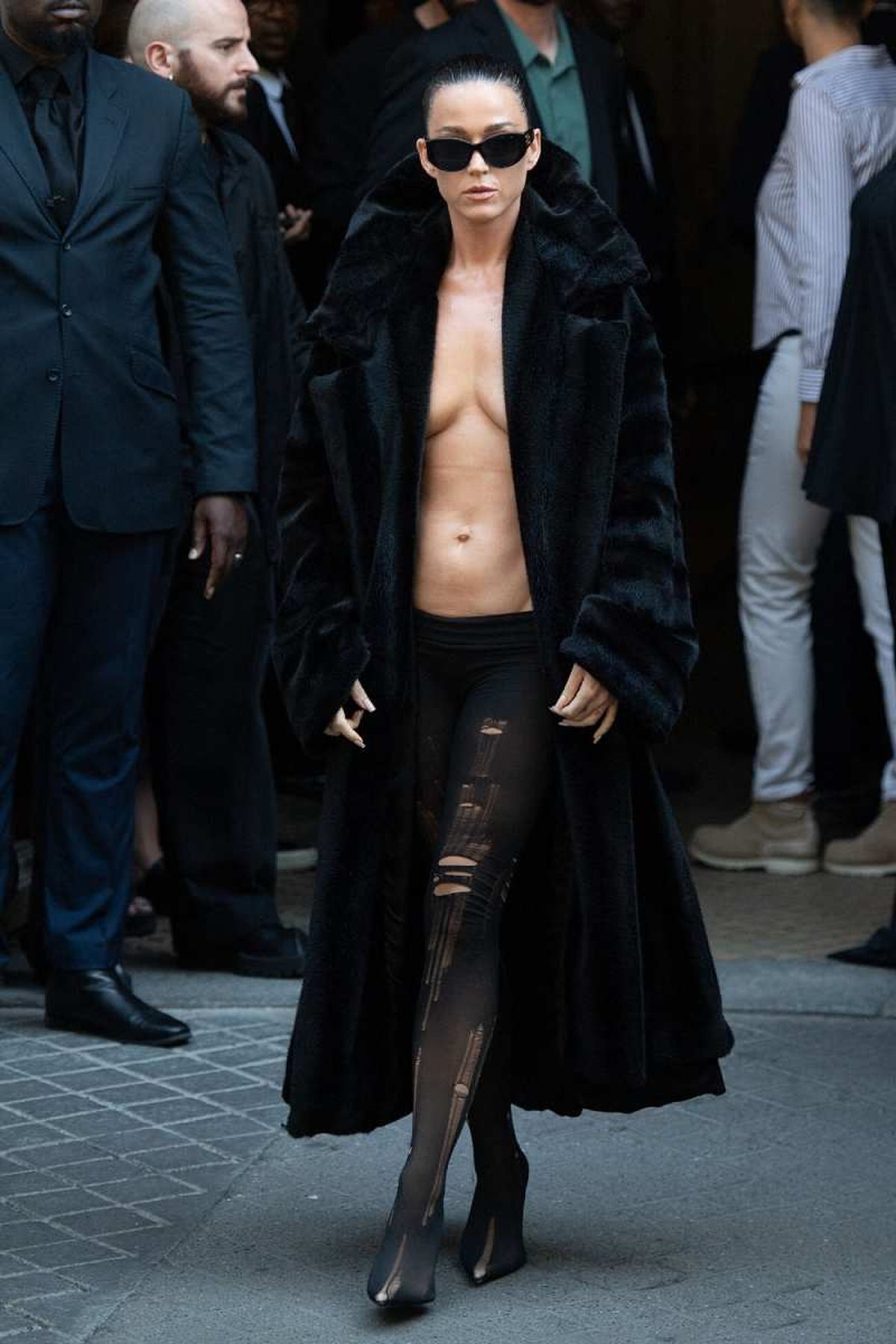 Katy Perry a la entrada de un desfile en 2024