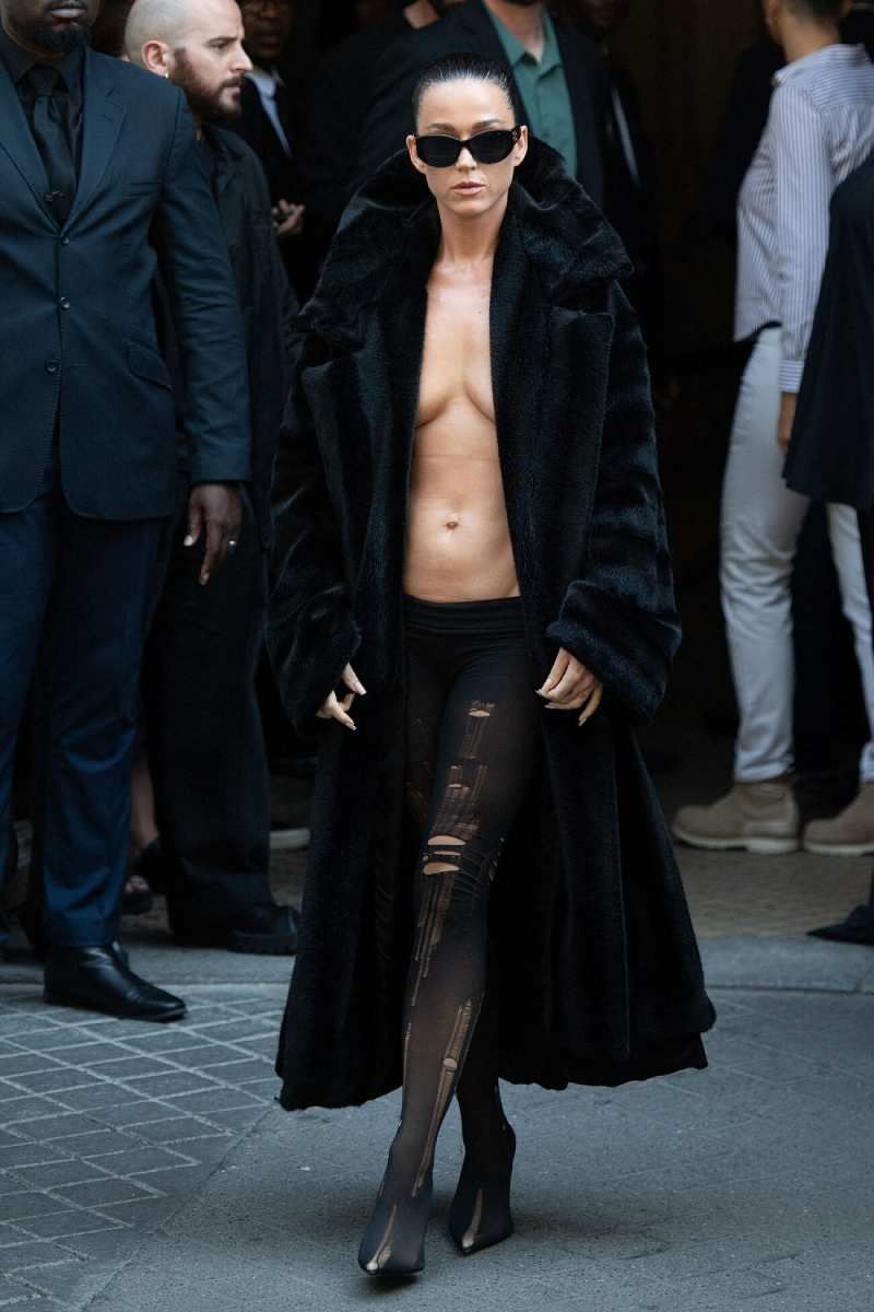 Katy Perry a la entrada de un desfile en 2024