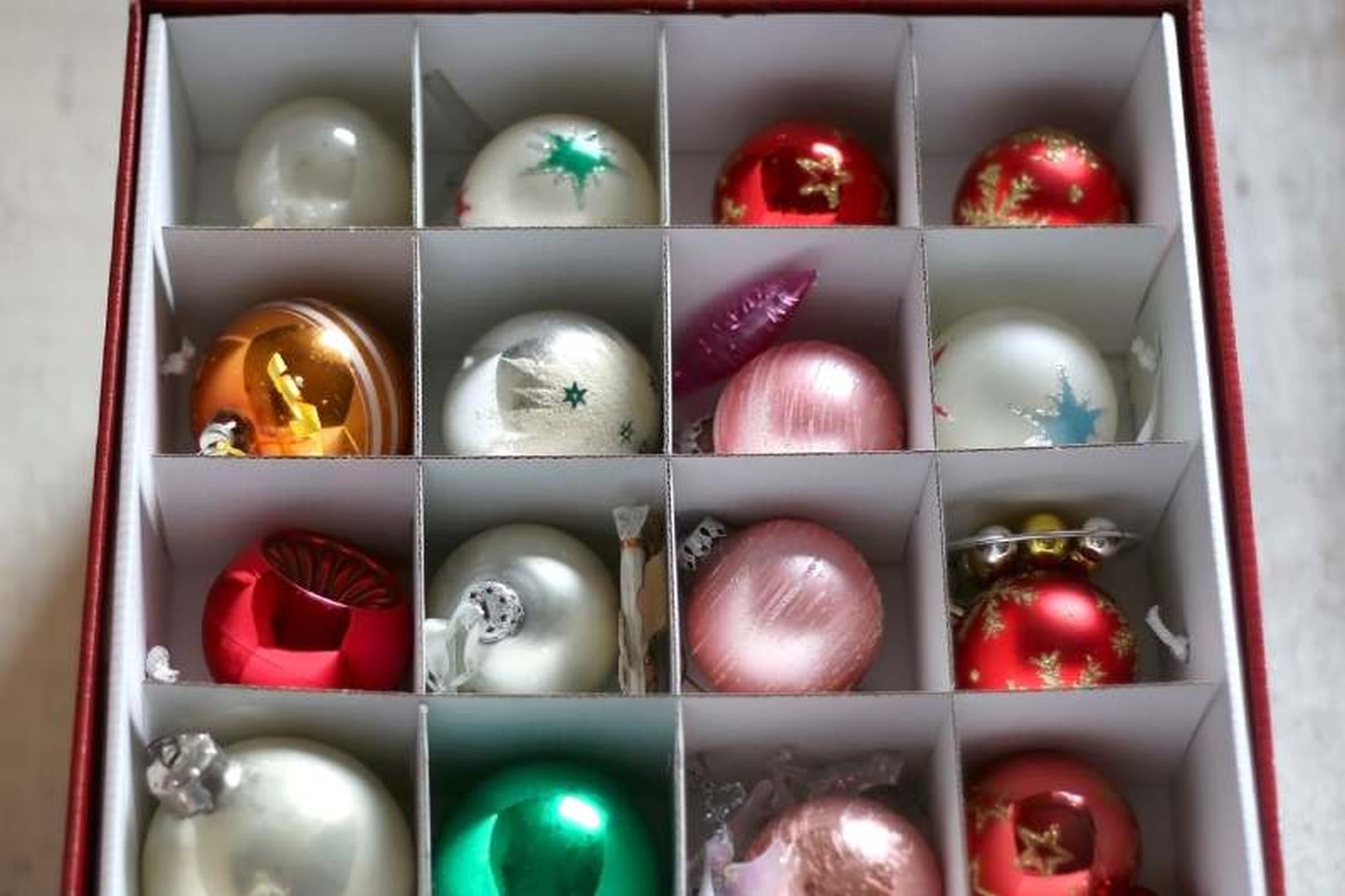 Lo mejor es guardar los adornos navideños en su envase original
