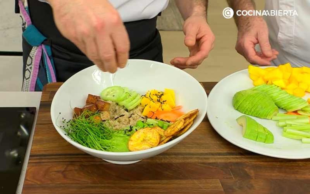 Sirve el poke bowl de quinoa