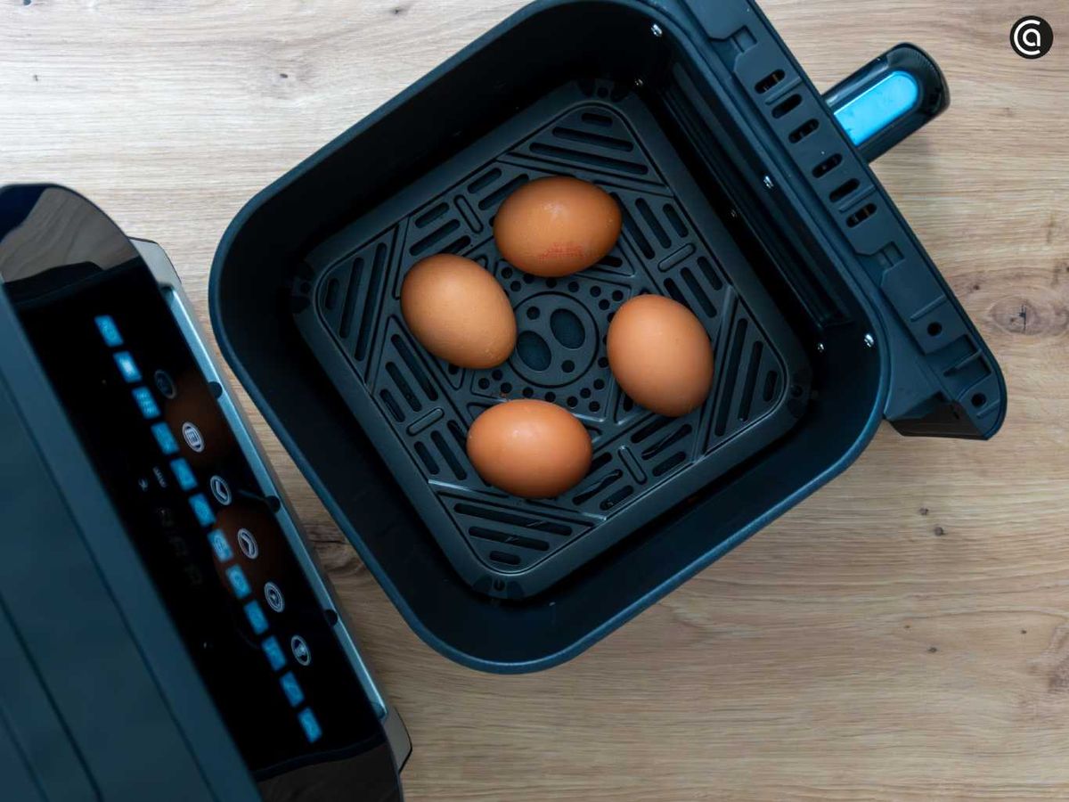 Coloca los huevos en la freidora de aire