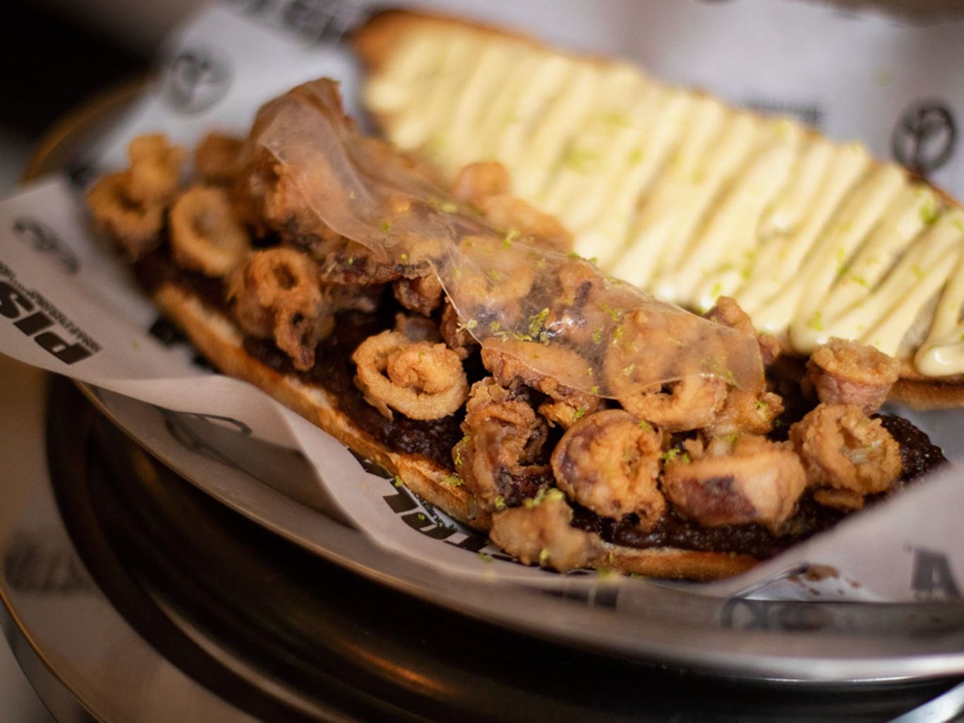 El bar madrileño Pistola presenta una versión del clásico bocadillo de calamares