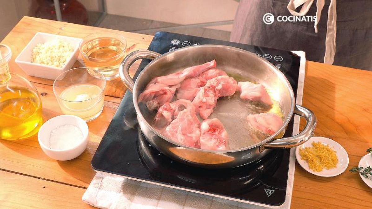 Fríe la carne de conejo