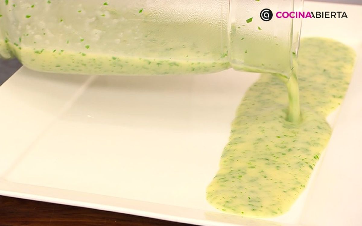 Tritura bien hasta obtener una salsa verde uniforme