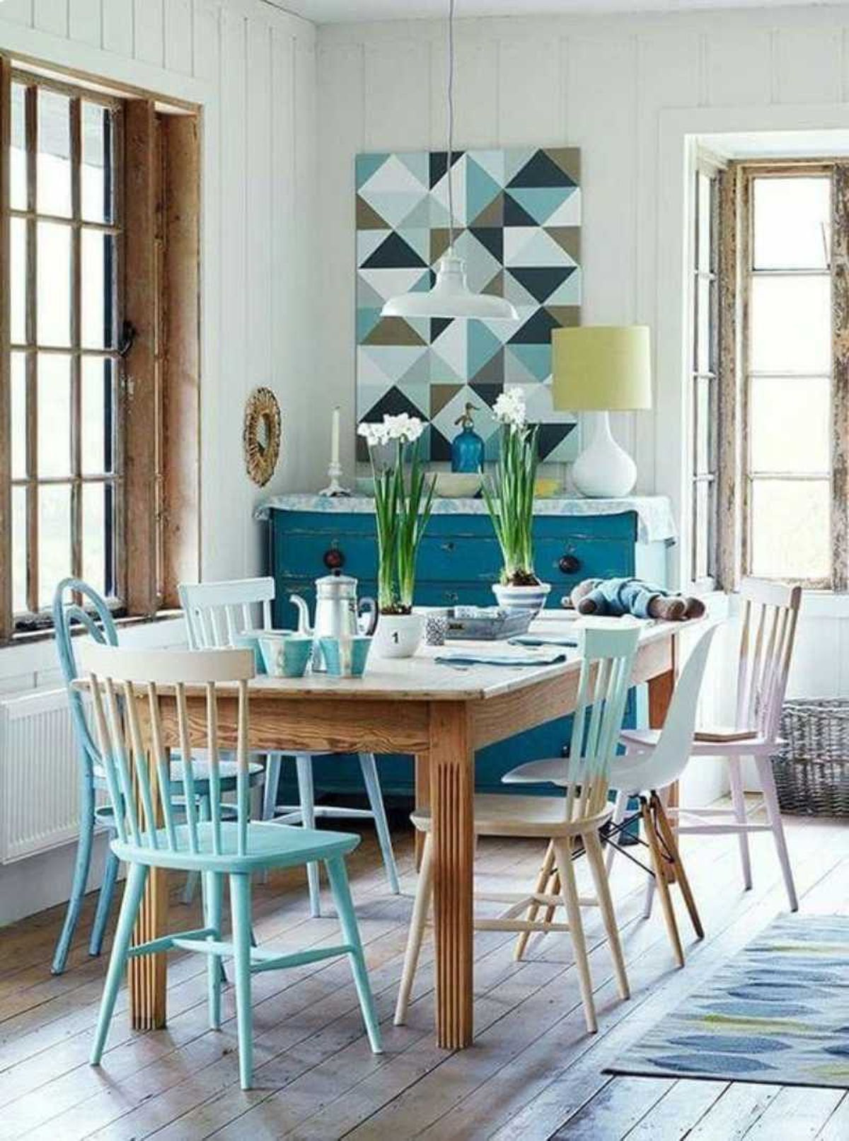 Comedor con sillas azules pintadas con pintura a la tiza.