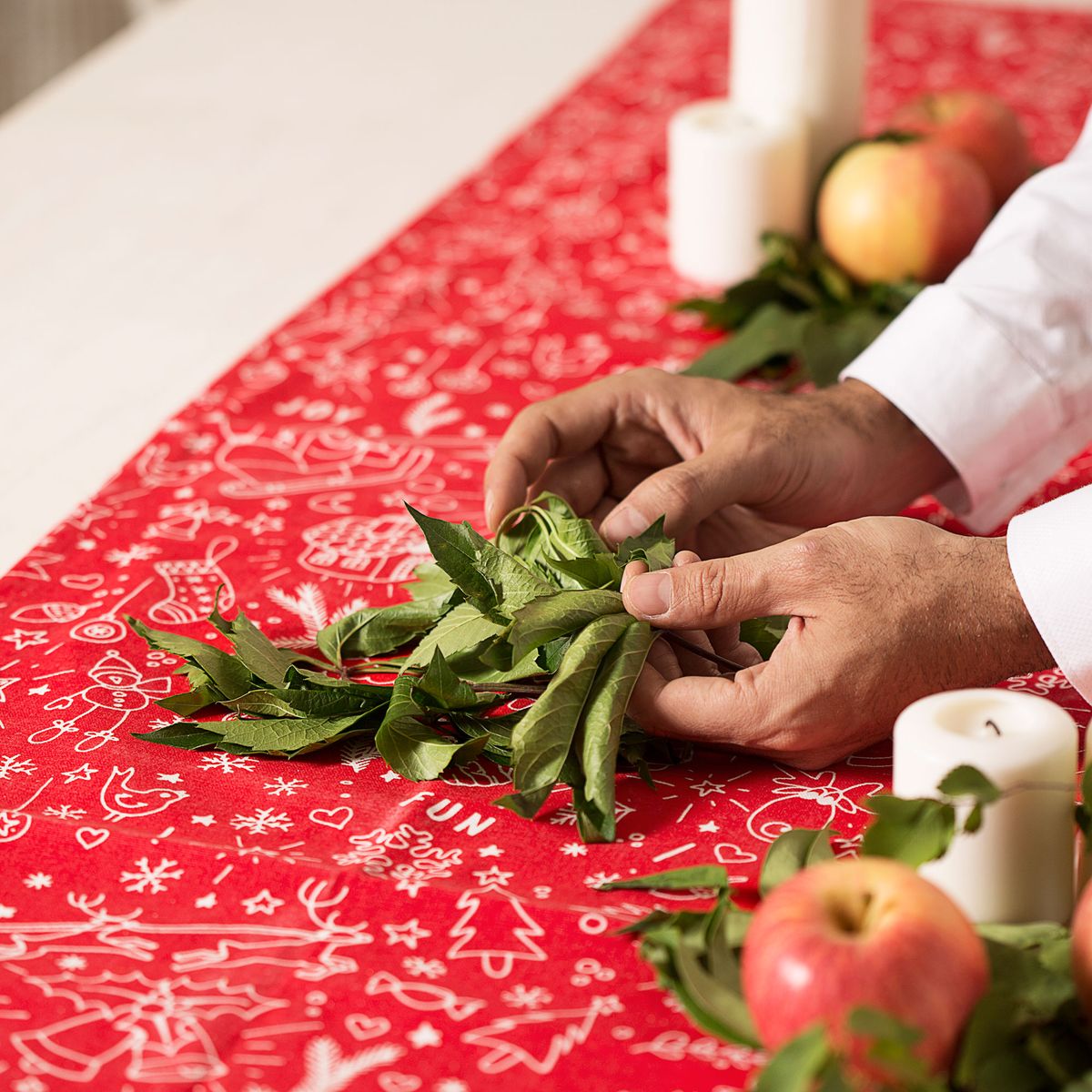 Decorar mesa navideña nórdica en blanco y rojo paso 1