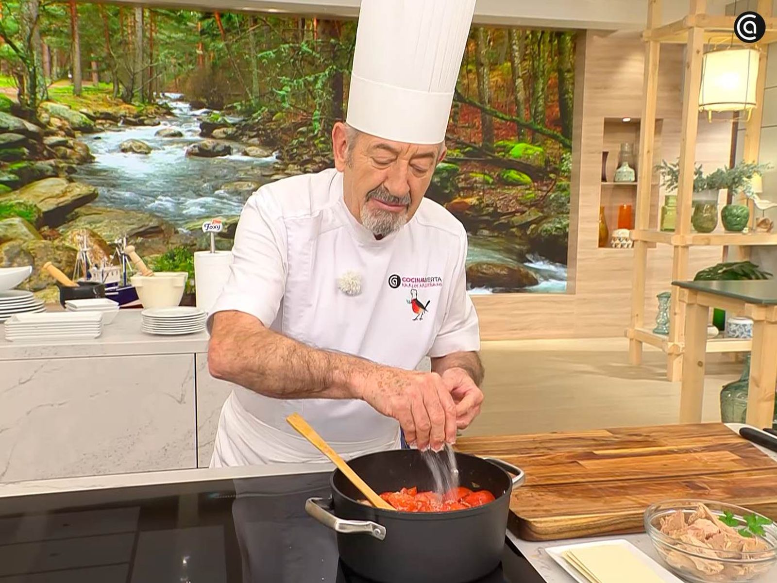 Condimenta la salsa de tomate