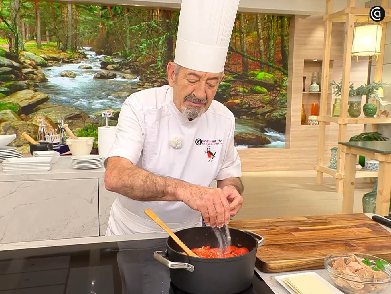 Condimenta la salsa de tomate