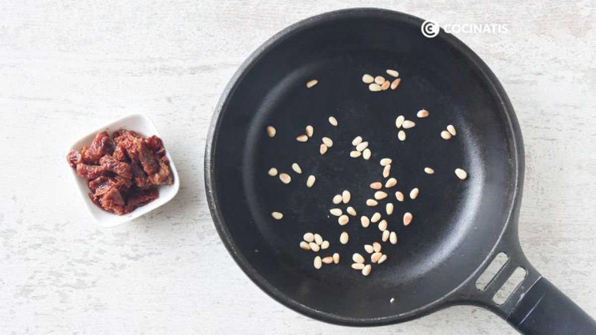 Tostamos los piñones en una sartén sin aceite